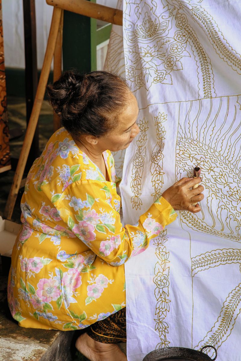 Syal Batik Sutra Motif Kawung - Image 3