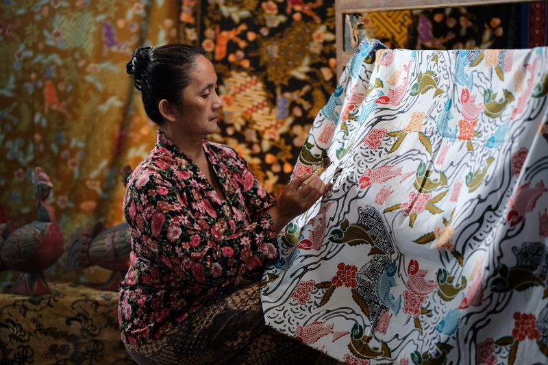 Syal Batik Sutra Motif Kawung - Image 2